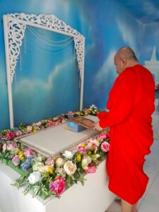 พิธีทำบุญตามแบบพุทธศาสนาเพื่ออุทิศส่วนกุศลให้แก่สัตว์เลี้ยงสุดที่รัก ขอให้ดวงวิญญาณได้รับความสงบสุขและพรในการเดินทางสู่ภพใหม่