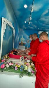 พิธีส่งสัตว์เลี้ยงที่ตกแต่งด้วยดอกไม้และเทียนอย่างงดงาม